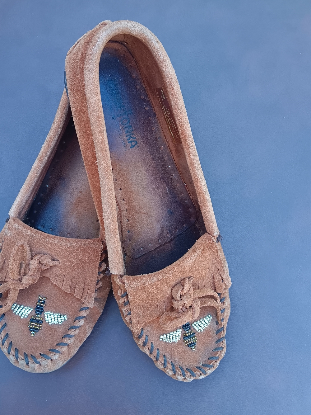 Minnetonka Women’s Brown Suede Beaded Bee Moccasins Size 10